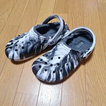 크록스 블랙/화이트 샌들