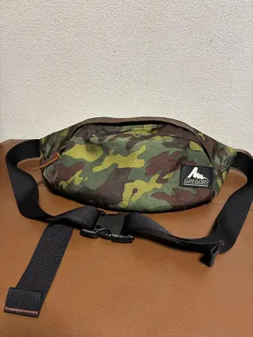 GREGORY 카모플라쥬 바디백 구 로고