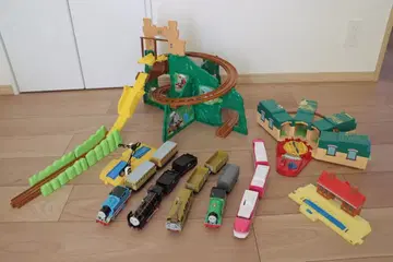 두근두근 마운틴 DX 프라레일 기관고 차고 토마스 덤 차량 포함 세트