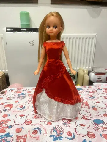 빨간색 드레스의 금발 인형 약 36cm