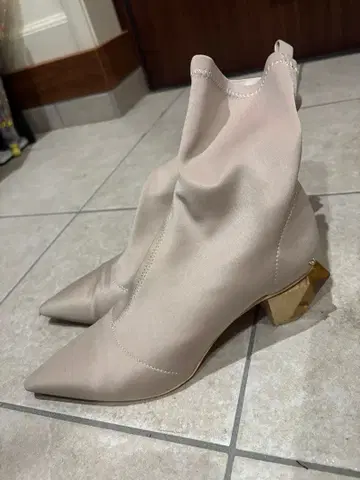 yello 베이지 새틴 부티