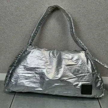 UN3D. PADDED TRIANGLE MINI BAG