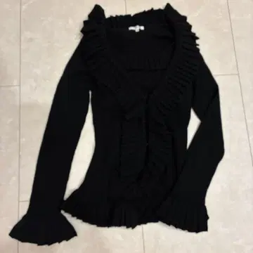 TOBECHIC 프릴 장식 블랙 니트 앙상블