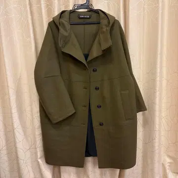 AHIRAIN 후드 부착 롱 코트 올리브