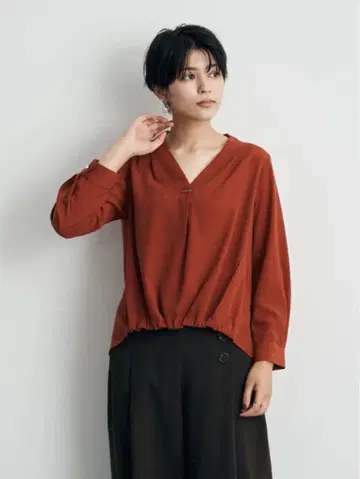 YECCA VECCA 메탈바 V넥 블라우스