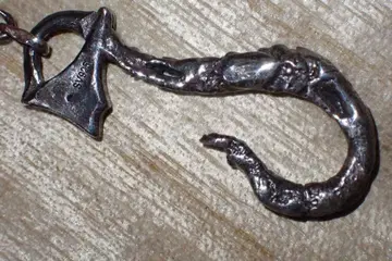 VAINON Destroyed Carabiner Necklace