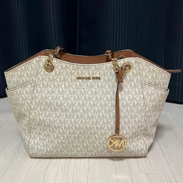 MICHAEL KORS 브랜드의 여성용 핸드백.