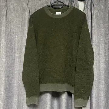 올리브 그린 크루넥 스웨터