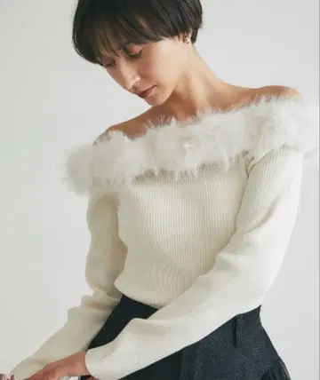 &.NOSTALGIA 현행 2WAY 퍼 오프숄더 니트 아이보리 화이트