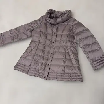 연한 핑크 하프 코트 다운 가벼운