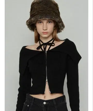 컬러 오프숄더 스트랩 니트 EMODA