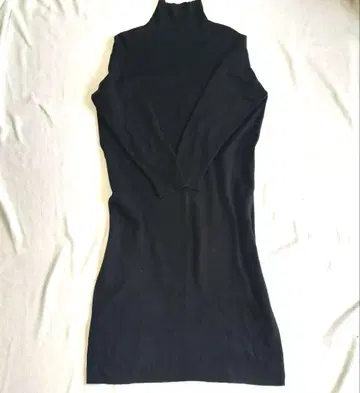 새상품급 뷰티앤유스 밀라노리브 터틀넥 니트 원피스 블랙