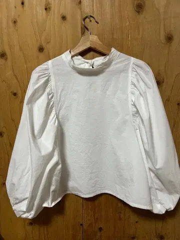 ito fukuoka 화이트 벌룬 슬리브 셔츠