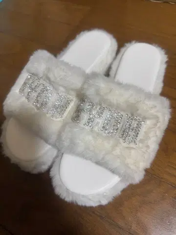 화이트 퍼 샌들 비쥬 포함