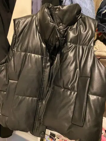 블랙 가죽 다운 베스트