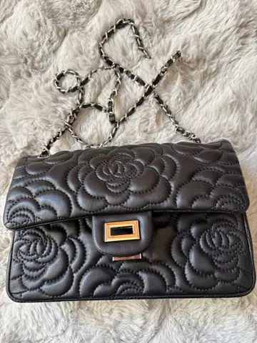 블랙 가죽 꽃무늬 퀼팅 숄더백