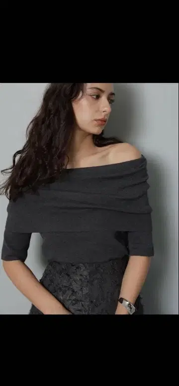 어른의 오프숄더 니트 5부 소매 아르페쥬 스토리