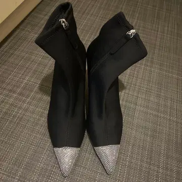 ZARA 블랙 스톤 장식 스틸레토 부츠