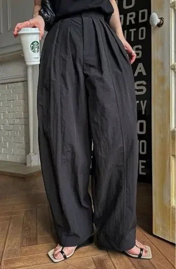 새상품급 위프리 tuck wide panel nylon PT 블랙