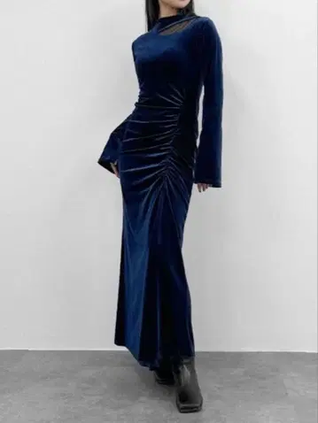 LVEU. 변형 개더 머메이드 벨로아 원피스 블루