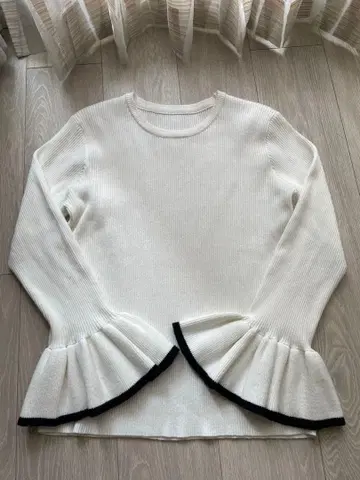 엘프랭크 프릴 소매 니트 바이컬러 화이트 x 블랙