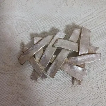 실버 컬러 브로치