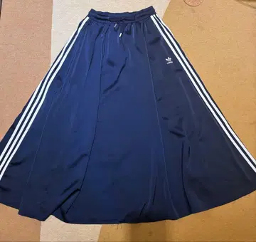 아디다스 네이비 플레어 스커트