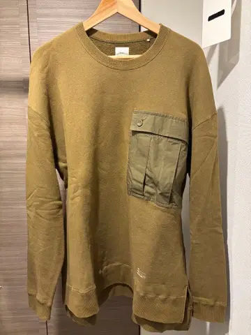 Name. 네임 카키 맨투맨