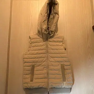 후드 부착 베이지 다운 베스트