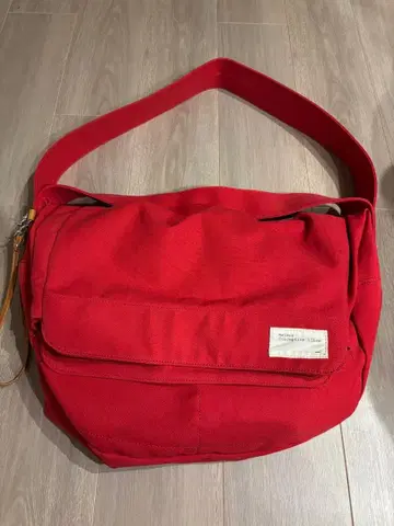 Efilevol. 에피레볼 레드 숄더백 뉴스 페이퍼