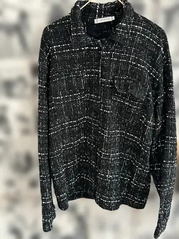 블랙과 화이트 체크 무늬 긴팔 셔츠