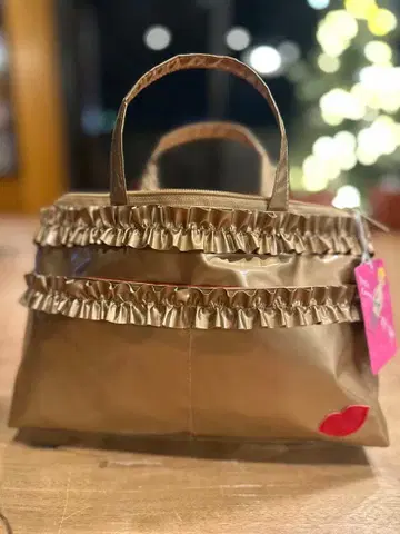 TUNIC 프릴 달린 골드 백 중형