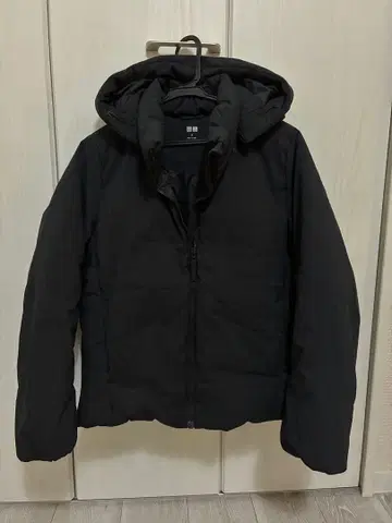 새상품급 UNIQLO 후드 부착 블랙 다운 자켓