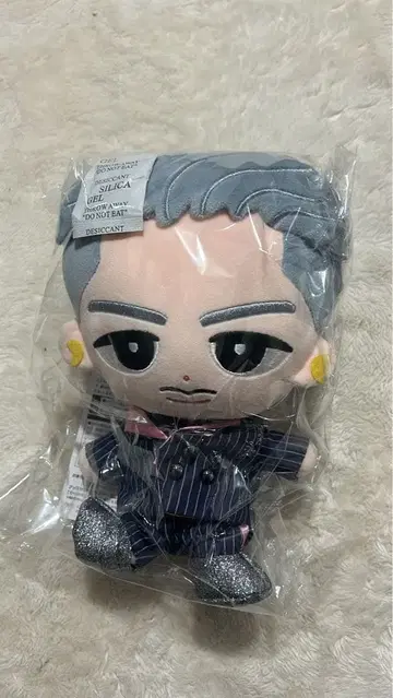 수트 차림의 봉제 인형 마스코트