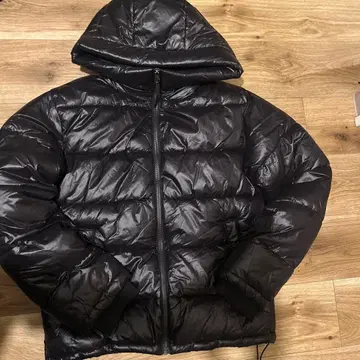 블랙 후드 부착 광택 다운 자켓