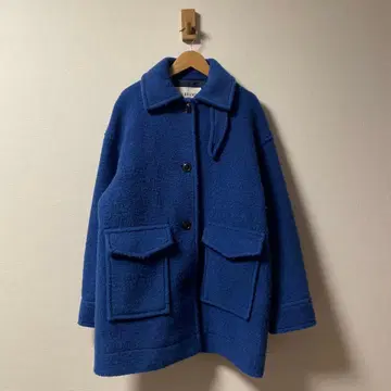 파란색 버튼 달린 롱 코트