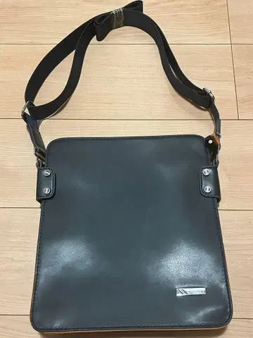 [ 미사용 새상품 ] 블랙 가죽 숄더백