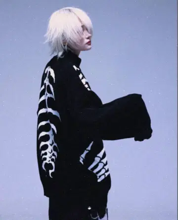 감츄 [ 부드러운 어둠에 숨겨진 뼈가 편안한 등뼈 니트 ]