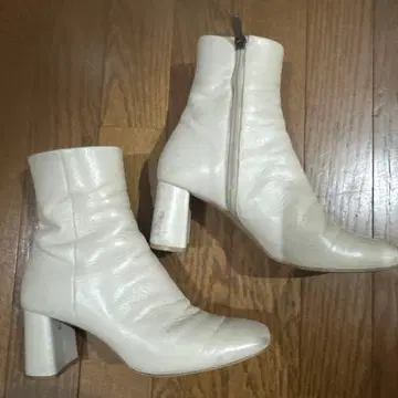 DIANA 화이트 가죽 부티