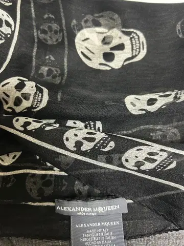 ALEXANDER McQUEEN 스컬 프린트 스톨