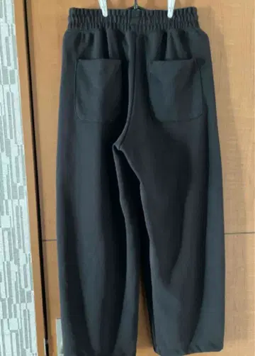 블랙 조거 팬츠 포켓 부착