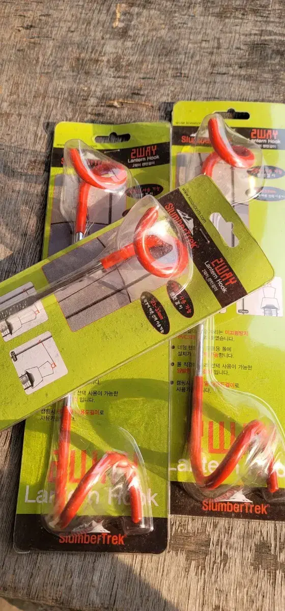 Pig tail lantern hanger