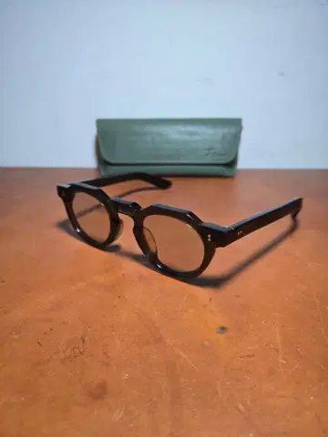 Few by NEW. F5 크라운 빵 클리어 블랙