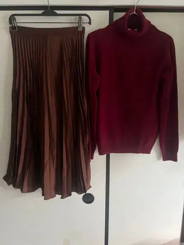 브라운 플리츠 스커트 & 와인 레드 터틀넥