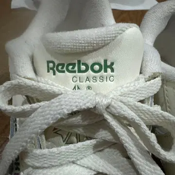 Reebok Classic 화이트 스니커즈