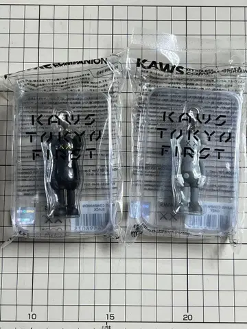 KAWS TOKYO FIRST 키링 2체 세트