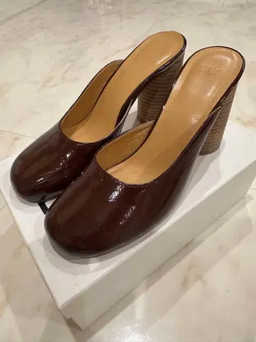 [ SLY ] 버건디 에나멜 뮬 샌들 힐 펌프스 브라운