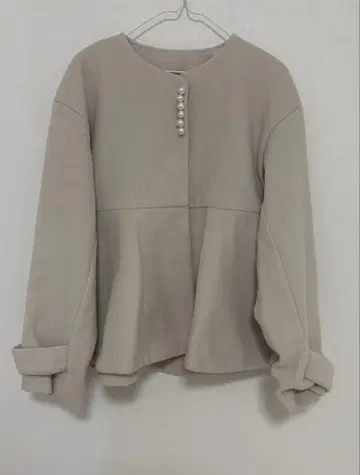 베이지 노카라 자켓 펄 버튼 포함