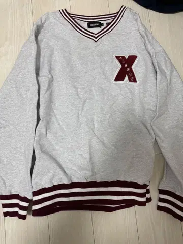 XLARGE 그레이 V넥 트레이닝복