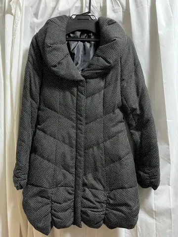 후드 부착 블랙 도트 다운 자켓